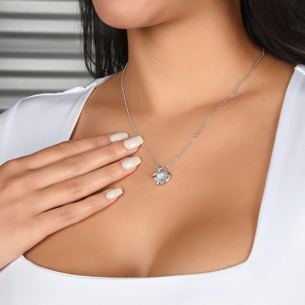 Mom to Daughter Exquisite Gift Necklace – Perfect Gift for Cherished Moments